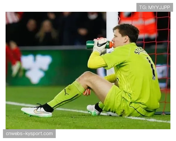 老将的坚守:尤文图斯门将什琴斯尼高接低挡,完成8次关键扑救 老将的坚守:尤文图斯门将什琴斯尼高接低挡,完成8次关键扑救