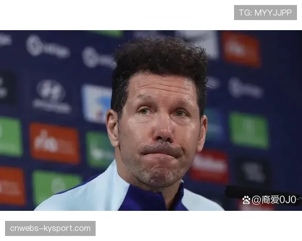 特写：终场哨响，马竞主帅西蒙尼长时间凝望记分牌，其招牌5-3-2阵型本轮失效